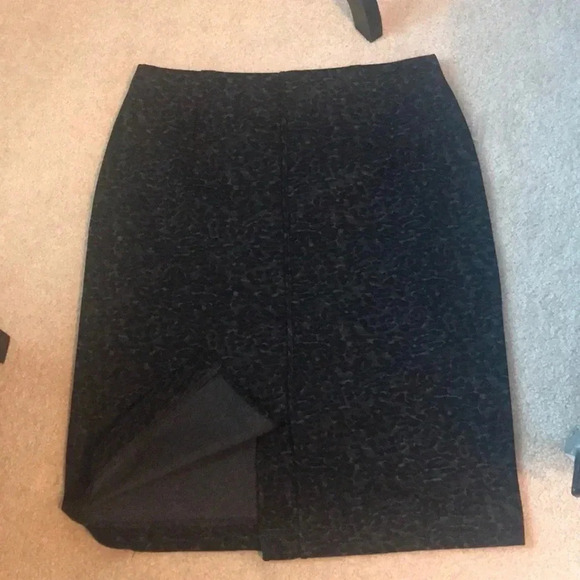 ⭐️Neiman Marcus skirt in animal print ⭐️ - Picture 2 of 3